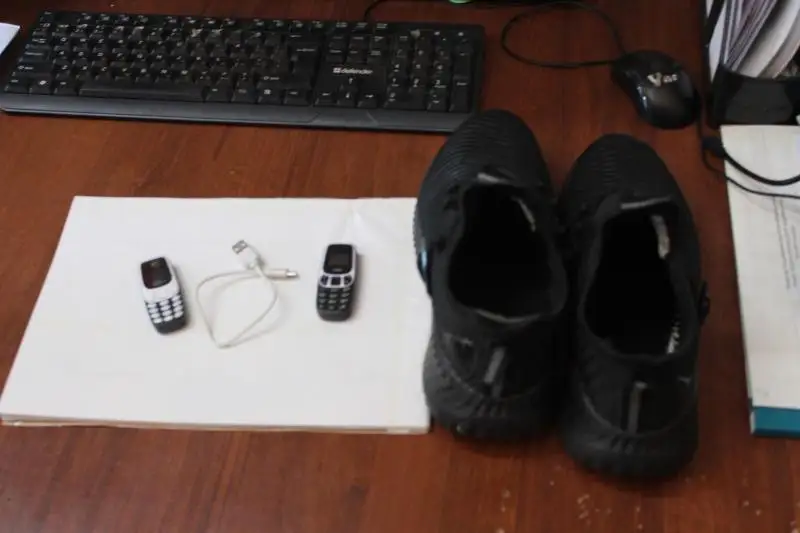 Aqtóbelik kelinshek aıaq kıimge telefon jasyryp, túrmege ótkizbek boldy