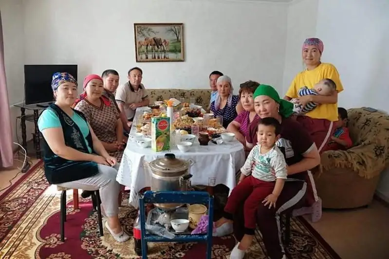 Qarqaraly turǵyndary Túrkistan oblysynan qonys aýdarýshylarǵa eki úı syılady