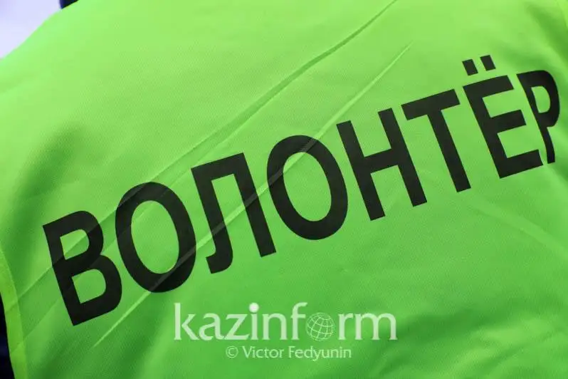 Almatylyq volonterler qala turǵyndaryn Táýelsizdik kúnimen quttyqtady