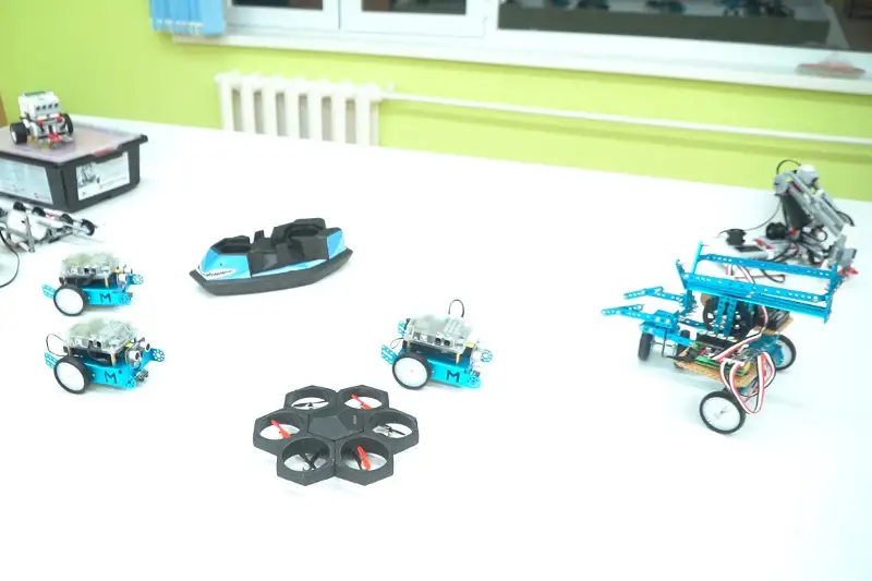 Atyraýda aýyl mektebiniń oqýshylary robot, dron ​ qurastyryp jatyr