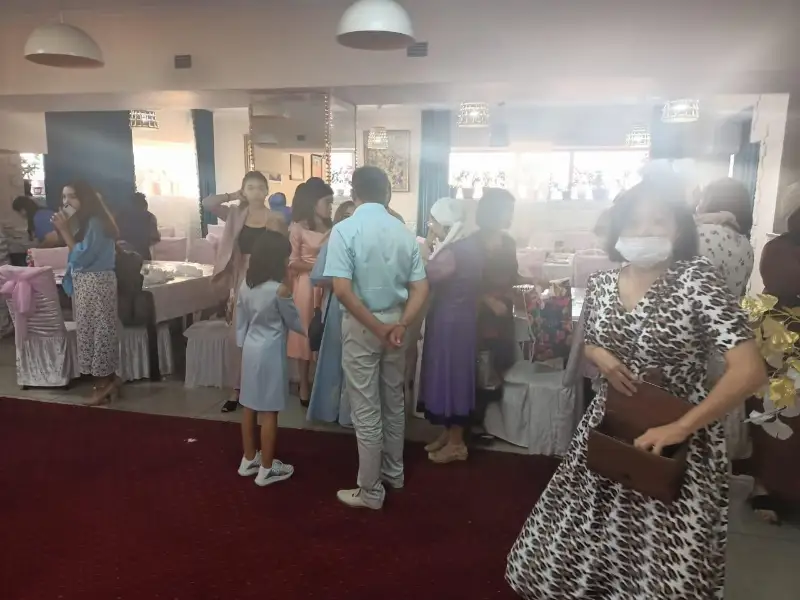 Elordalyqtar karantınge qaramastan qyz uzatý, mereıtoı ótkizgen