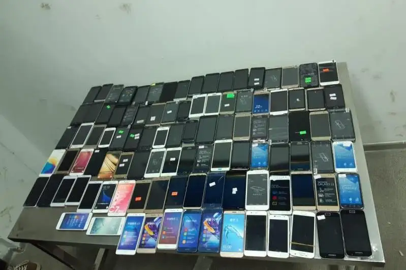 Qorǵasta 150-ge jýyq telefon men dári-dármekti elge zańsyz kirgizbek bolǵandar ustaldy