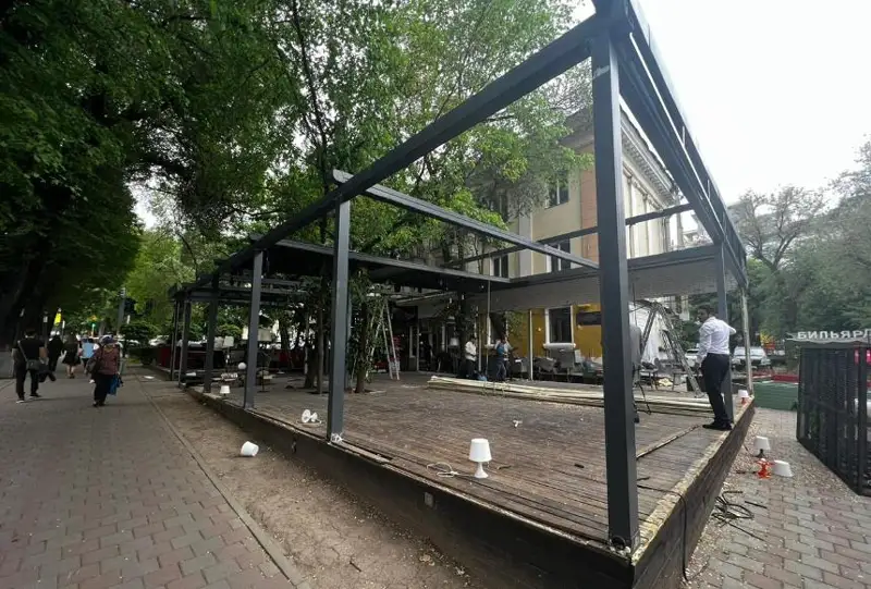 Летнюю террасу ресторана в Алматы сносят по решению суда