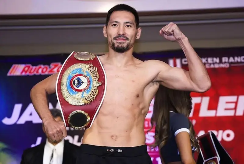 Жанибек Алимханулы прошел взвешивание перед боем за титул чемпиона мира WBO