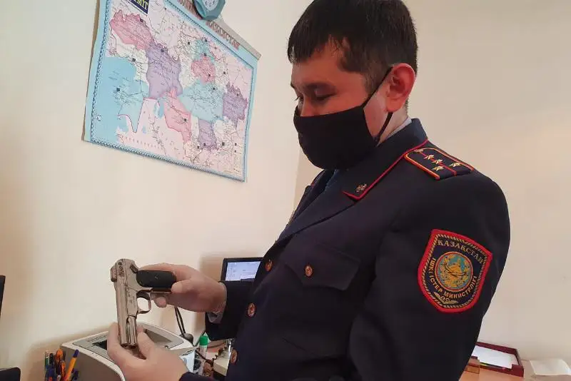 ШҚО тұрғыны 1900 жылы жасалған қаруды полицияға өткізді