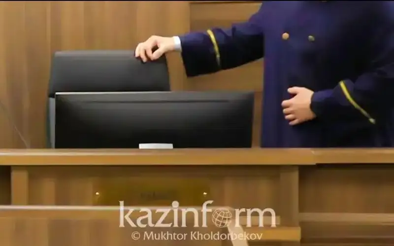 áıeldiń basyn kesip alǵan