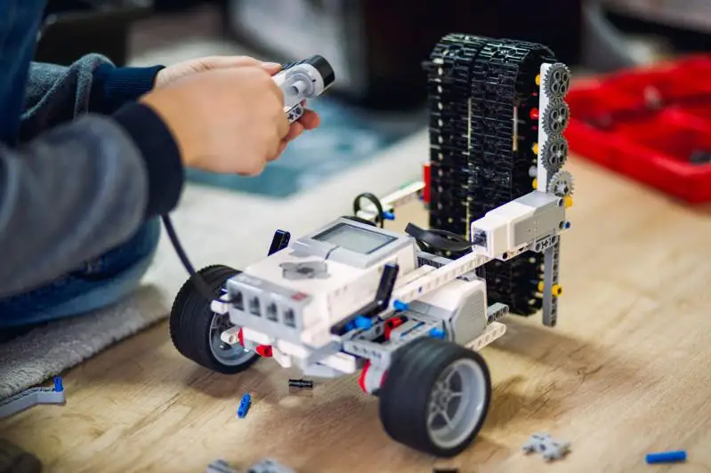 Bir aıda qurastyrǵan: Elorda oqýshylary arasynda robototehnıkadan jarys bastaldy