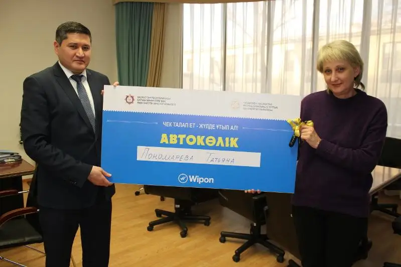 Победившей в акции «Требуй чек – выиграй приз!» карагандинке подарили автомобиль