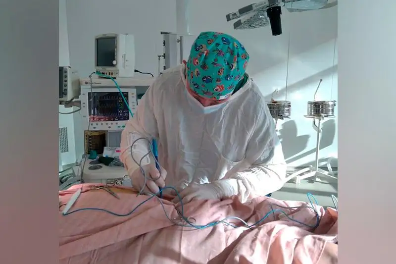 Jambyldyq dárigerler alǵash ret bas súıekke tıtan plastık qoıý arqyly ota jasady