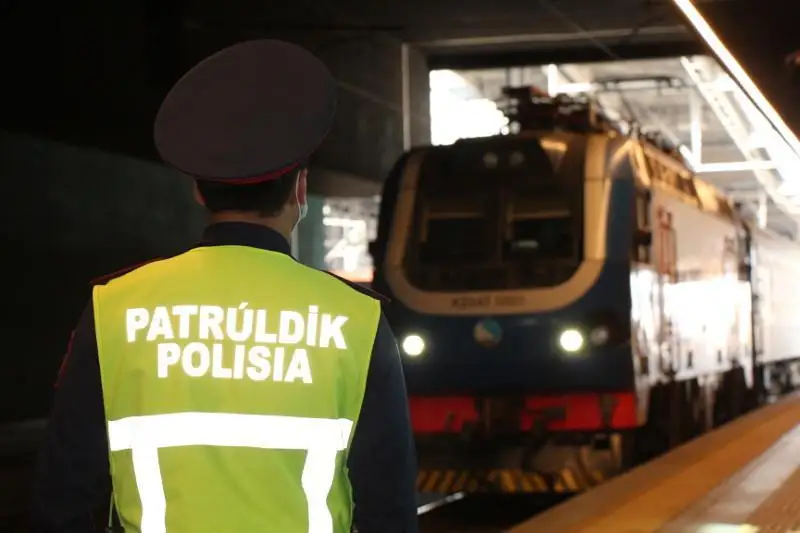 Munaı salasynda jumys isteıtin tórt vahtashy Atyraý-Aqtóbe poıyzynan túsirildi