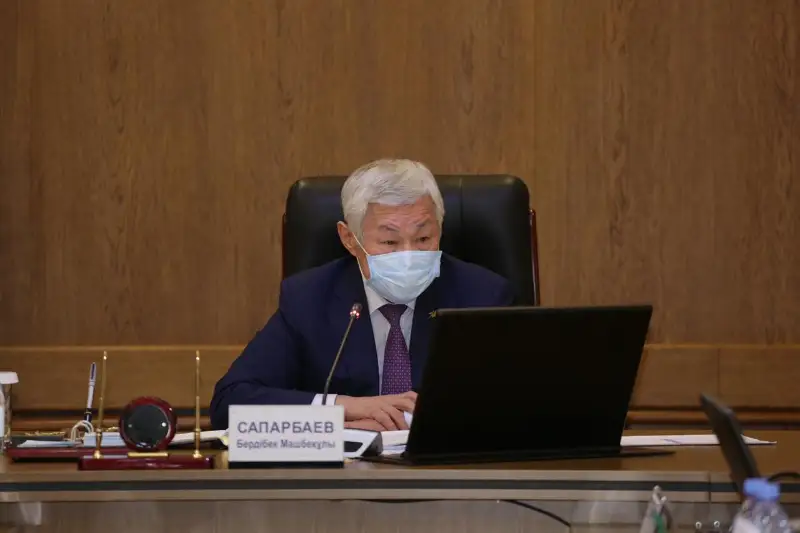 Berdibek Saparbaev jyldy jalaqy jáne salyq beresheginsiz aıaqtaýdy tapsyrdy