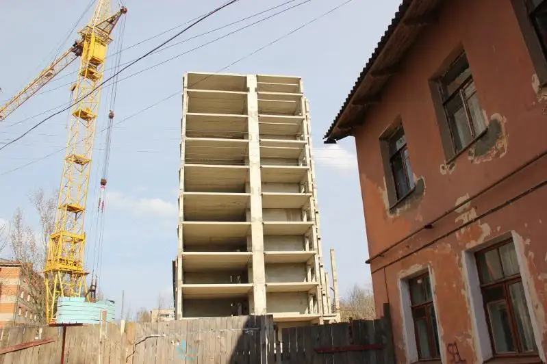 Almatyda tozyǵy jetken úıdiń turǵyndary májbúrli túrde shyǵaryla ma