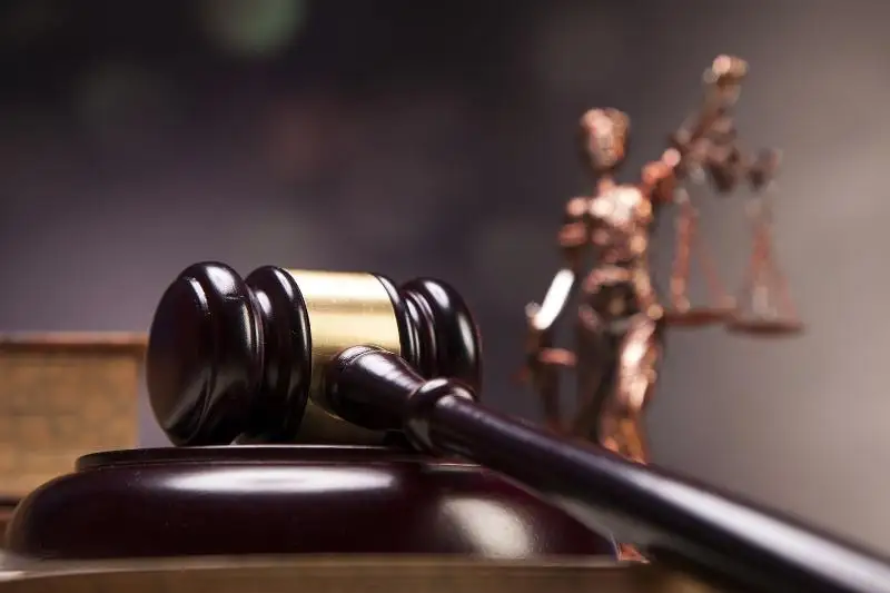 Kókshetaýda klıentin uryp óltirgen dámhana ıesi sottaldy