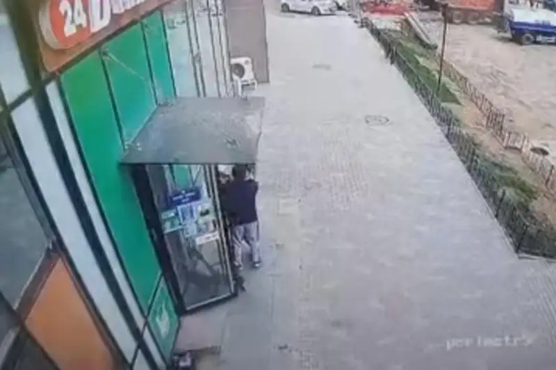 Elordada er adam sábıdi anasynan tartyp alyp ketpek bolǵan