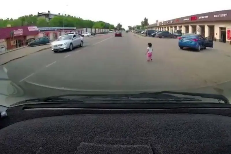 Алматы облысында 3 жастағы қыз бала жүріп бара жатқан көліктен құлап түсті
