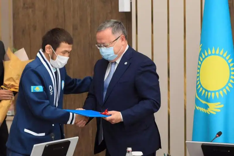 Nurıslam Sanaevqa eki bólmeli páter berildi