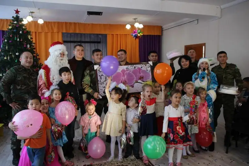 Temirtaýda Aıaz ata balalardy órt sóndirý mashınasymen kelip quttyqtady