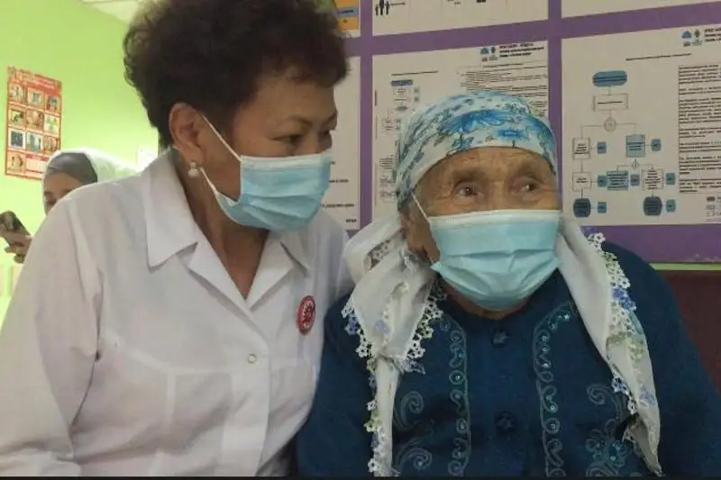Almatyda 99 jastaǵy ájeı koronavırýsqa qarsy vaktsına aldy