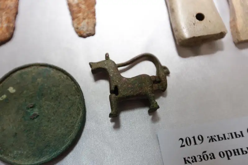 Arheologtar kóne Saraıshyq ornynan jylqy beınesinde jasalǵan jez kiltti tapty