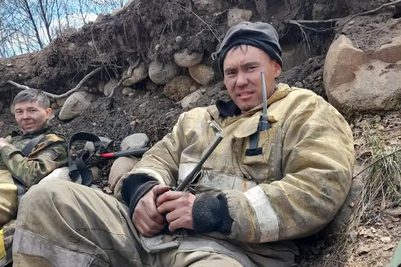 Алапат өртпен арпалысқан құтқарушы: Киіміміз жанып, каскамыз балқыса да дамыл таппадық