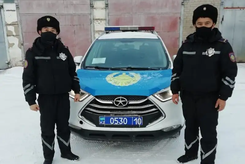 Qostanaı polıtseıleri anasymen ursyp qalyp, gazǵa ýlanyp ólmek bolǵan áıeldi qutqardy