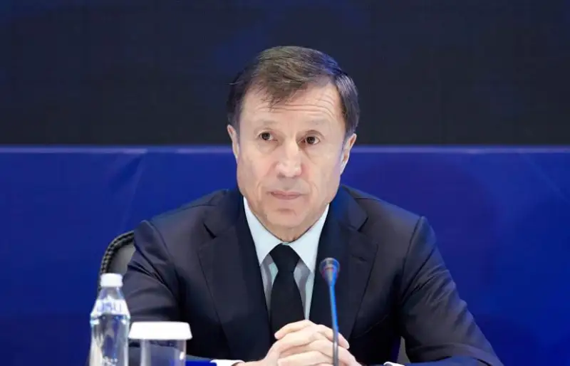 Ádilbek Jaqsybekov ádiletsiz tóreshiler men oıynshylardy fýtboldan qýatynyn aıtty