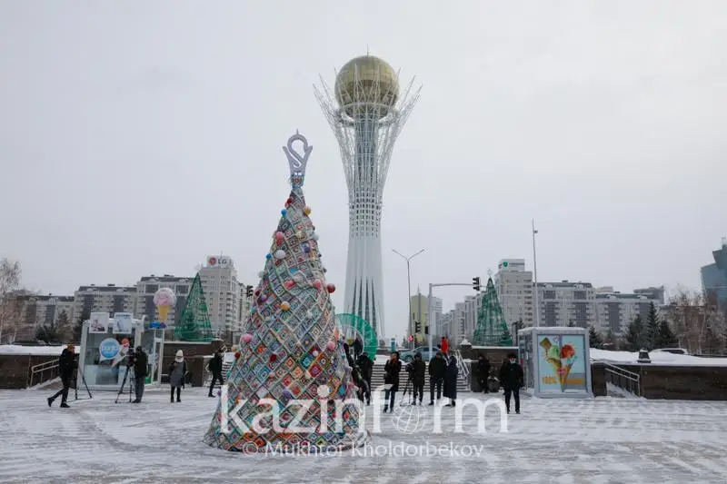 Вязаную елку в стиле «Курак корпе» установили в Нур-Султане