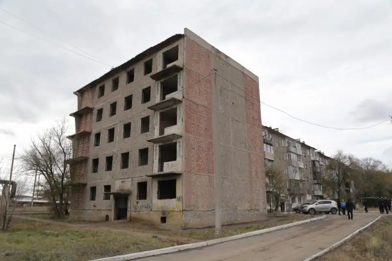 Shahtınskide bos turǵan kópqabatty úıler jóndelip, muqtaj jandarǵa beriledi
