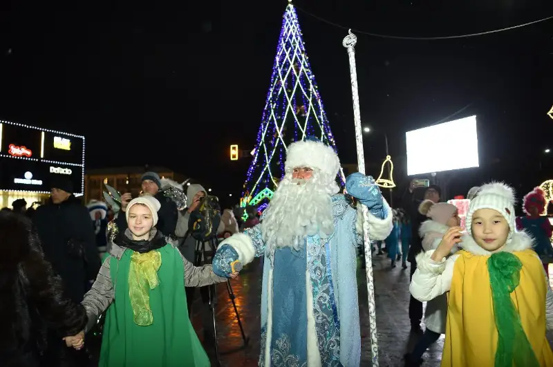 Erlan Aıtahanov Shymkenttiń jańa jyldyq shyrshasynyń shamyn jaqty