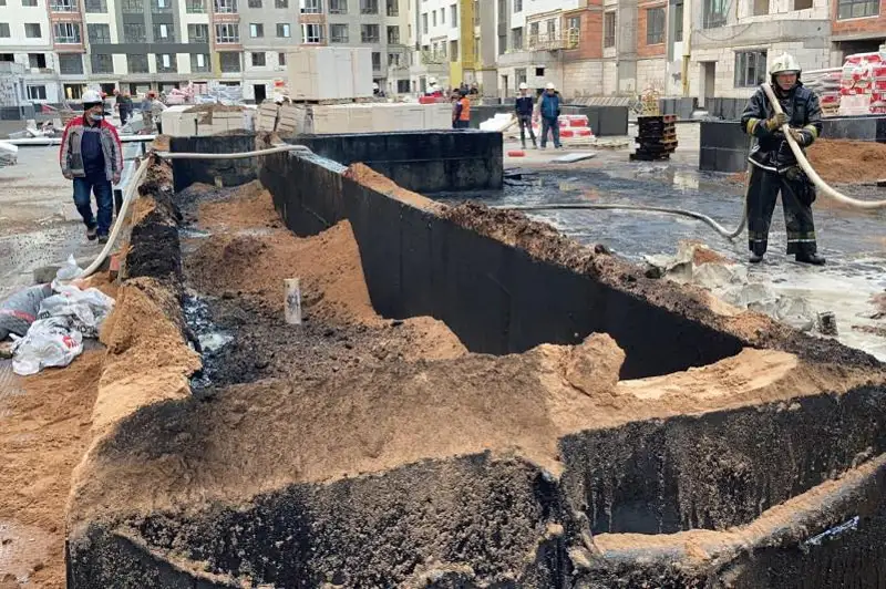Nur-Sultanda qurylysy bitpegen ǵımarattan órt shyqty