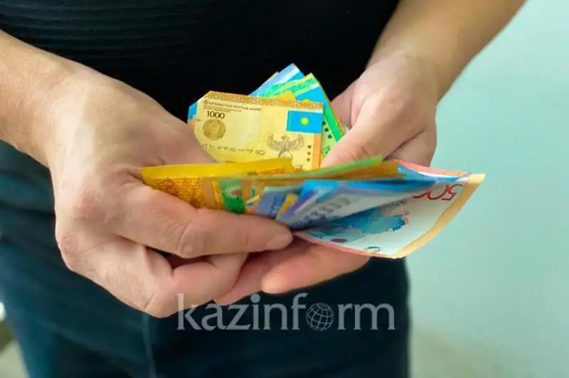 Aýyl mártebesi beriletin qalalarda bıýdjet qyzmetkerleriniń aılyǵy ósedi
