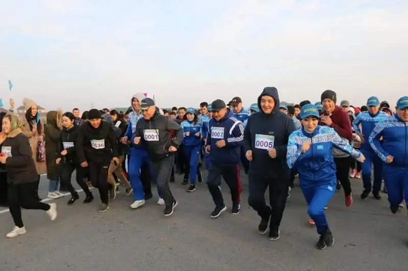 Túrkistanda memlekettik qyzmetshiler marafonǵa qatysty