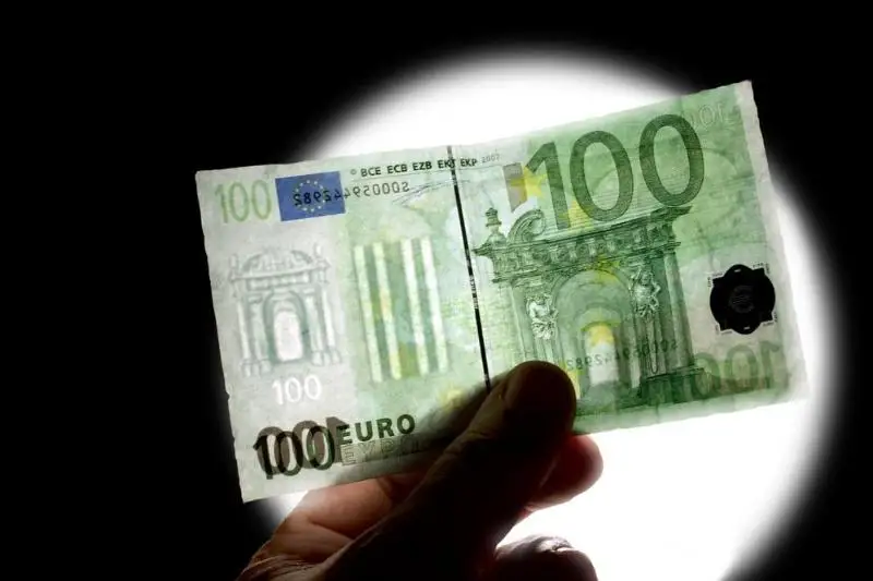 Shymkentte iri kólemde jalǵan eýro satqan kúdikti sottaldy
