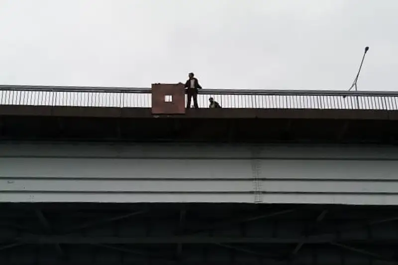 ShQO-da áıeli tastap ketken er adam kópirden sekirmek boldy