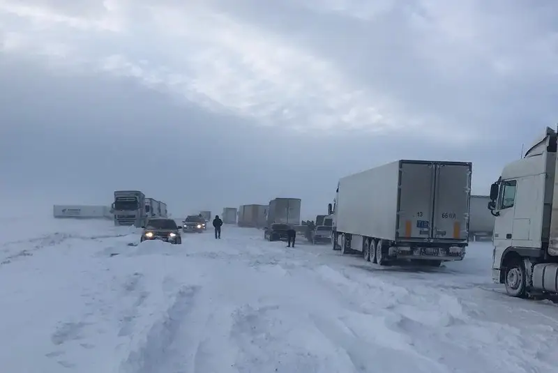 Aqtóbede kólikterdiń qar qursaýynda qalýyna jol tazalaýshylar kináli