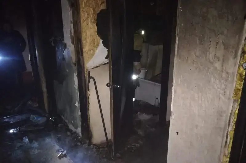 Qostanaıda kópqabatty úı órtenip, eki adam zardap shekti
