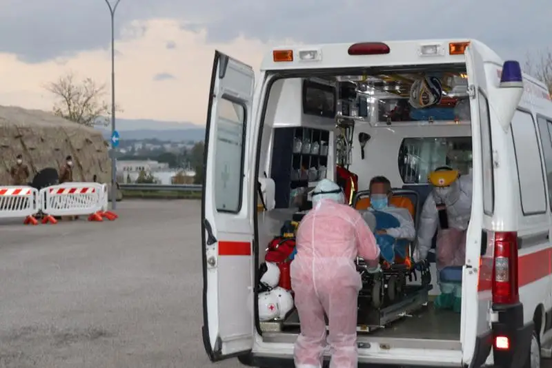 Koronavırýs: Italııada bir táýlikte 550 adam kóz jumdy