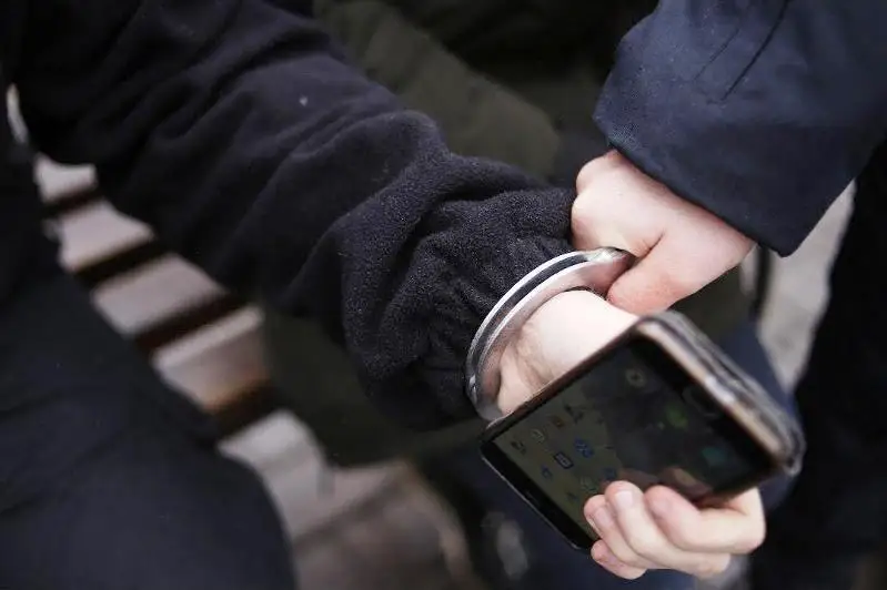 Astana turǵyny dárihanada jaǵdaıy kenet nasharlap, qulap túsken adamnyń telefonyn urlady