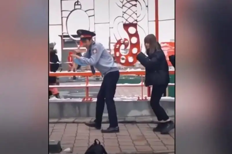 Almatyda polıtsııa kıimimen bılegen TikTok-bloger jaýapqa tartyldy