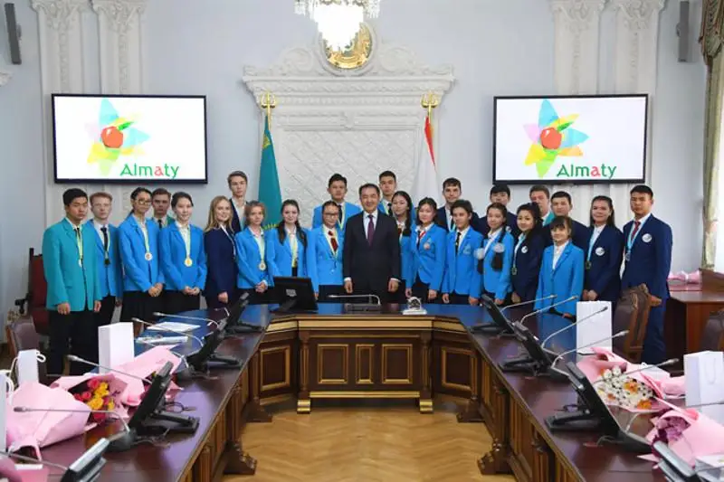 Baqytjan Saǵyntaev Almatynyń jeńimpaz oqýshylaryn quttyqtady
