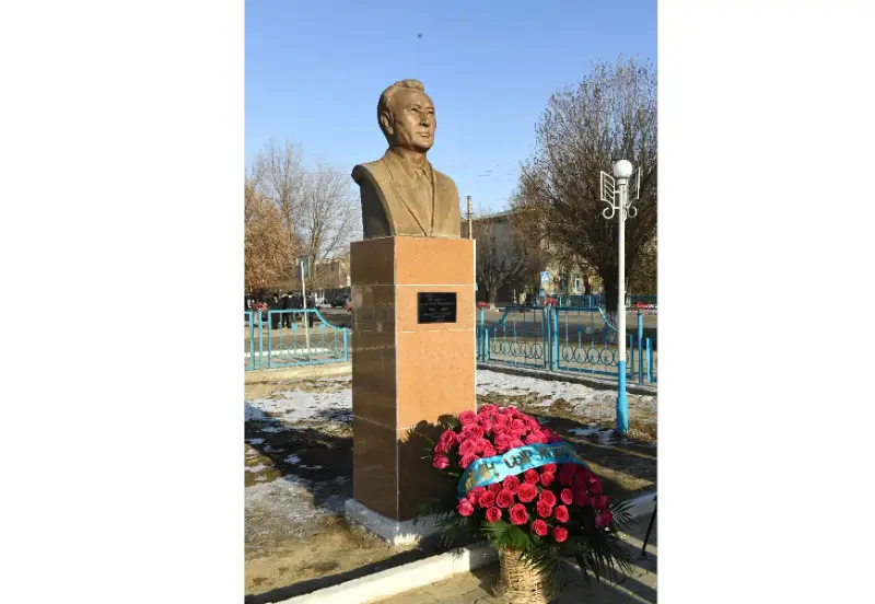 Qyzylorda oblysynda Qonysbek Qazantaevtyń bıýsti qoıyldy