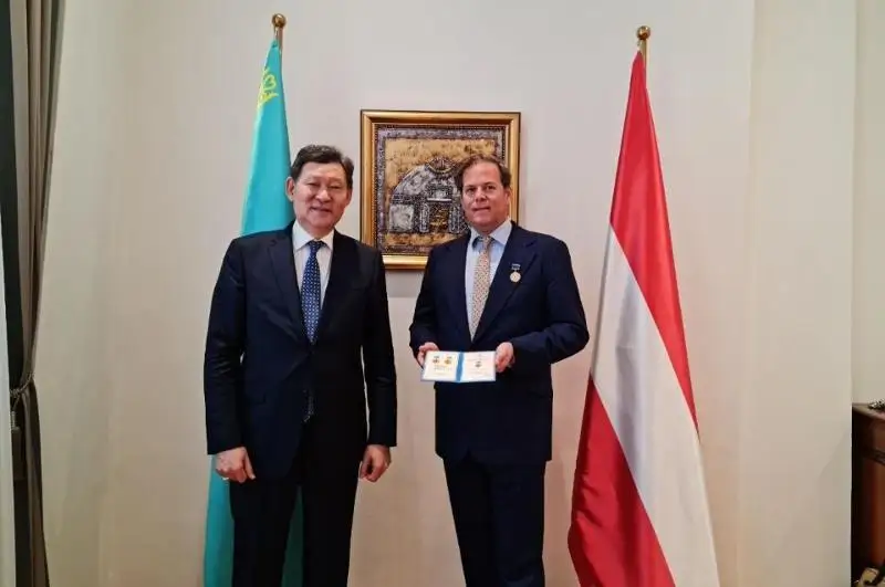 Aýstrııa qaıratkerleri TÚRKSOI-dyń «Abaı 175 jyl» medaldarymen marapattaldy