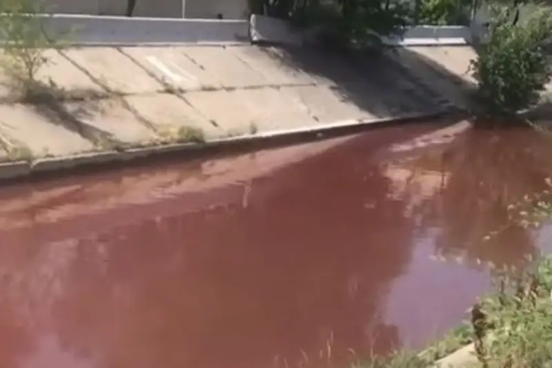 Úlken Almaty ózeniniń sýy qyzyl túske boıaldy