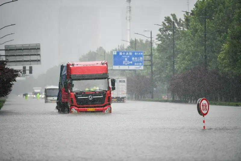 Qytaıda nóser jaýynnan keıin qalany sý basyp, 25 adam kóz jumdy
