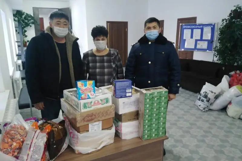 Новогодние подарки получили воспитанники центра поддержки от акмолинского ДУИС