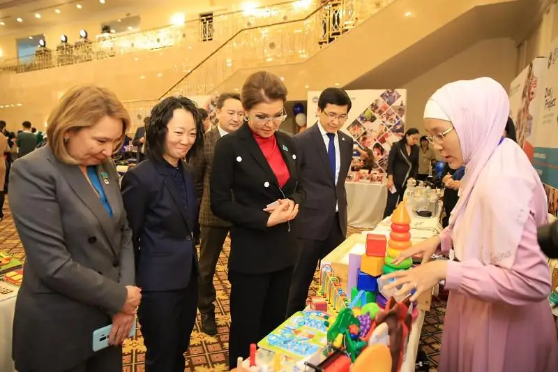 Darıǵa Nazarbaeva jas kásipkerlerdi qazirgi zamanǵy tehnologııalardy meńgerýge shaqyrdy