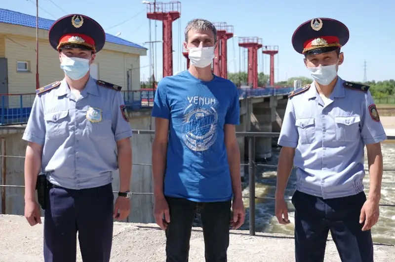 Petropavlda balyqshy qaıyqta uıyqtap ketip, sýǵa kete jazdady