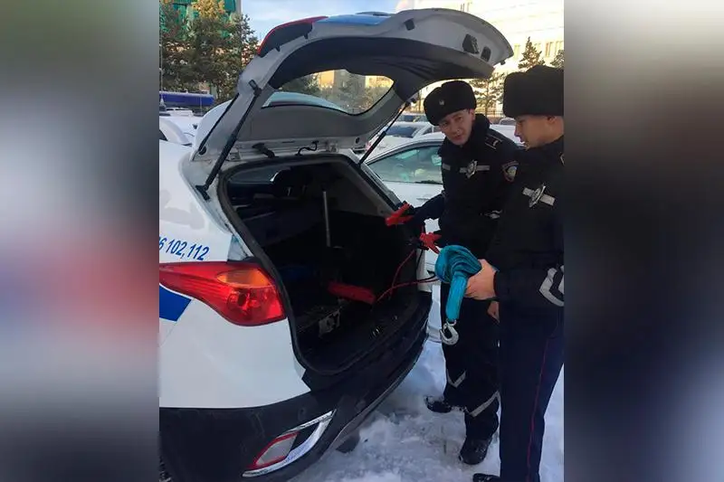 Qostanaıda polıtseıler aıazda jolda qalyp qoıǵan otbasyna kómektesti