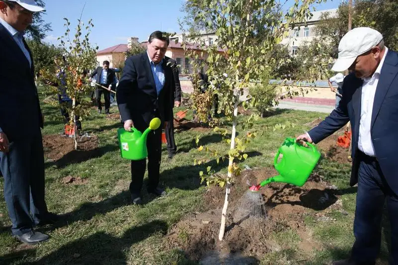Asqar Mamın men Ómirzaq Shókeev aǵash otyrǵyzý boıynsha respýblıkalyq aktsııany bastap berdi