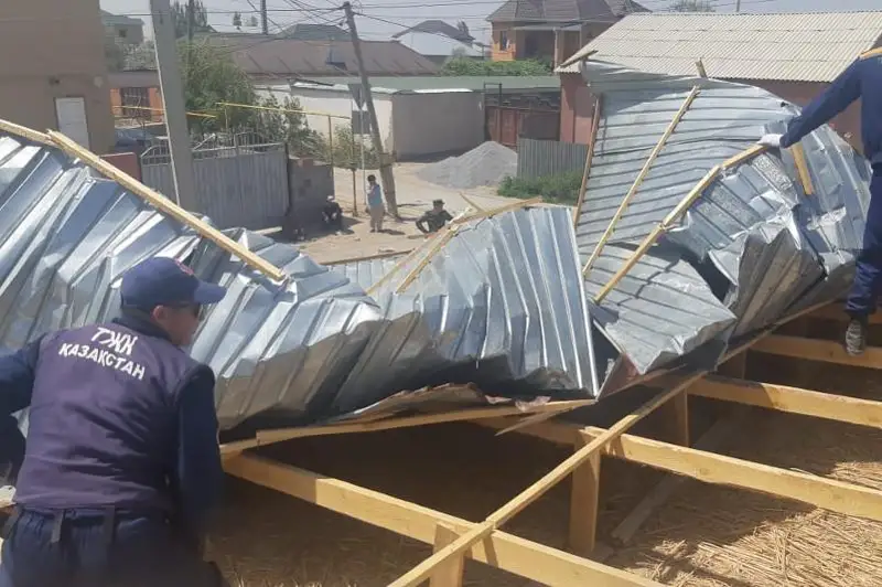 Qyzylordada qatty jel ushyryp áketken úıdiń shatyry elektr jelisine ilinip qaldy